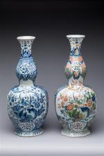 DELFT. Deux VASES double gourde en faïence blanc-bleu et polychrome...