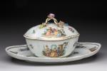 ALLEMAGNE. Saucière et son bassin en porcelaine émaillée polychrome à...