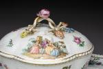 ALLEMAGNE. Saucière et son bassin en porcelaine émaillée polychrome à...