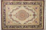 TAPIS perse GHOM. Chaine et velours soie. Signé "Iran Ghom...