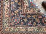 PERSE. Grand TAPIS Tabriz en laine sur fond chocolat. Epoque...