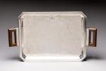 PLATEAU de service en argent de forme rectangulaire, les angles...