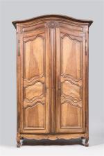 ARMOIRE en noyer moulurée et sculptée ouvrant à deux portes...