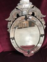 Une MIROIR de Venise de forme ovale à decor de...