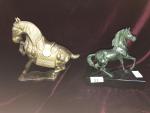 CHEVAL en bronze de style asiatique Travail moderne. On y...