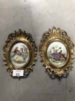 Paire de MINIATURES sur porcelaine à décor de scènes galantes...