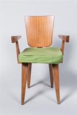 André Sornay (1902-2000)
Fauteuil en acajou à dossier trapézoïdal et assise...