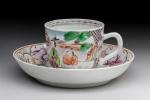 CHINE. Tasse en porcelaine avec sa soucoupe à décor de...