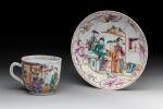 CHINE. Tasse en porcelaine avec sa soucoupe à décor de...