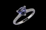 BAGUE en or blanc 750/°° ornée d'une tanzanite taille trillion...