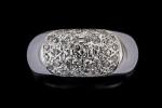 BAGUE JONC en or blanc 750/°°, le motif central serti...