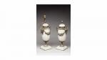 Paire de VASES couverts de forme balustre en marbre blanc...