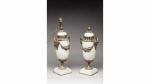 Paire de VASES couverts de forme balustre en marbre blanc...