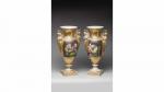 *Paire de VASES en porcelaine de Paris de forme balustre...