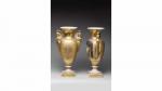 *Paire de VASES en porcelaine de Paris de forme balustre...