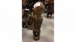 STATUE en bois Lobi. H. 65 cm. Fentes