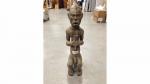 STATUE Afrique de lOuest avec collier en bronze. H. 92...