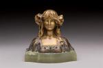 Buste de femme aux fleurs en bronze polychrome et perles...