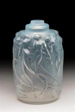 René Lalique (1860-1940). Brûle-parfum modèle " Sirènes " en verre...