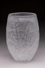 Lalique France. Vase de forme bombée modèle " Ombelles "...