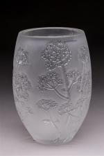 Lalique France. Vase de forme bombée modèle " Ombelles "...