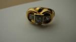 BAGUE en or jaune 750/°° ornée de trois diamants. TDD:...