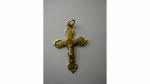 PENDENTIF CROIX en or jaune 750/°° ciselé. Poids : 8