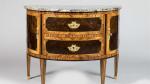 COMMODE demi-lune en placage de bois de violette dans des...