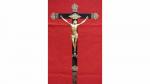 Grand CRUCIFIX en bois peint et bronze doré. Époque ilieu...