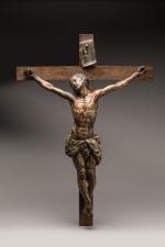 Grand CRUCIFIX avec Christ en bois sculpté et polychromé. Le...