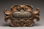 CARTOUCHE en bois sculpté doré et argenté à décor de...