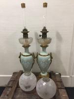 Paire de LAMPES à pétrole, porcelaine et bronze doré représentant...