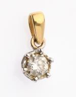 PENDENTIF en or jaune 750/°°et diamant. Poids brut : 0.4...