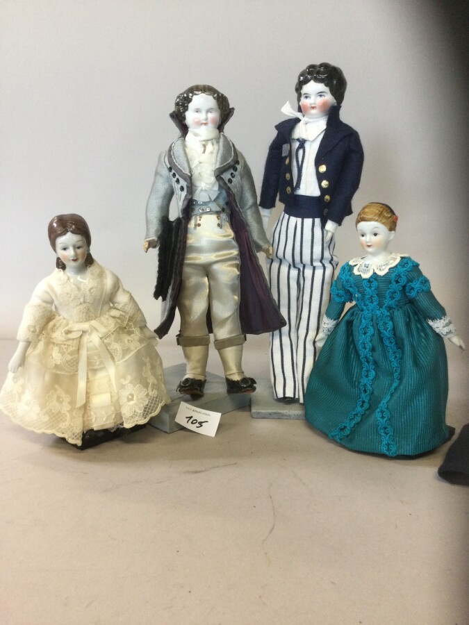 Lot de 4 poupées tête-buste porcelaine aux traits peints,
-Prosper d'Ecully...