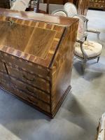 COMMODE scribanne ouvrant par quatre tiroirs sur trois rangs et...