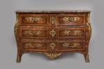 COMMODE de forme tombeau en marqueterie de bois de placage...