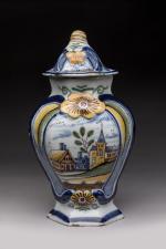 DELFT. Paire de VASES en faïence à décor polychrome de...