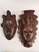 Deux MASQUES en bois. De style Baoulé, Côte d'ivoire. H:...