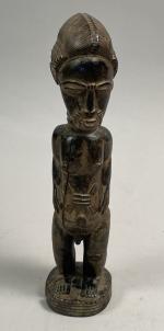 CÔTE d'IVOIRE. Statuette Baoulé en bois à patine brune nuancée....