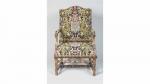 Large FAUTEUIL en noyer à piétement balustre réuni par une