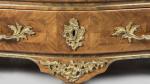 COMMODE de forme tombeau galbée toutes faces en marqueterie de...