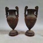 Paire de VASES en bronze patine brune dans le style...