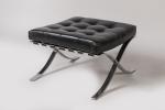 Ludwig Mies van der Rohe (1886-1969) d'après
Tabouret en X modèle...