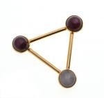 BROCHE triangulaire en or jaune 750/°° sertie de trois cabochons,...