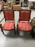 Paire de FAUTEUILS en bois de placage, les accotoirs en...