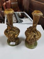 Paire de VASES en régule doré sur socle en onyx,...