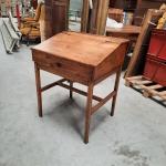 BUREAU d'écolier en bois fruitier, ouvrant par un abattant. 83...