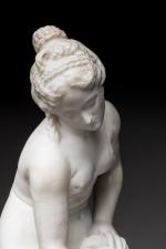 SCULPTURE en albâtre : "Vénus sortant du bain". Porte une...