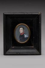 ECOLE FRANCAISE du XIXème siècle. "Jeune officier". MINIATURE ovale. 5,5...