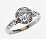 BAGUE "solitaire" en platine 850/°° sertie d'un diamant demi-taille de...